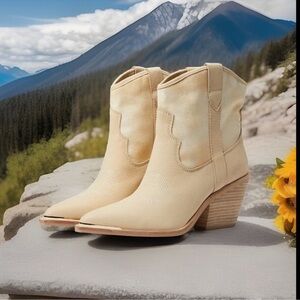 Dolce Vita Women's Nashe Western Bootie in Vanilla Nubuck. Sz: 8.5